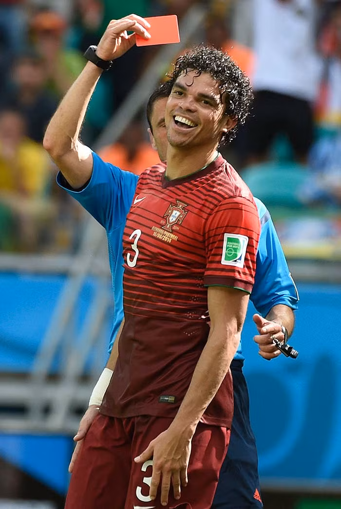 Pepe (Real Madrid): Cầu thủ người Bồ Đào Nha này nổi tiếng với phong cách thi đấu bạo lực. Pepe có đặc sản là những pha vào bóng triệt hạ đối phương bằng cả hai chân. Ảnh: Sports.ndtv.com.