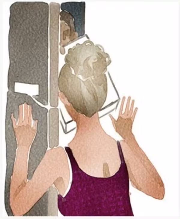 Đối với người giao hàng bạn không tin tưởng, đừng mở cửa mà hãy yêu cầu anh ta để hàng ngoài cửa và rời đi. Bạn sẽ ra lấy, ký nhận có thể chuyển qua khe cửa.