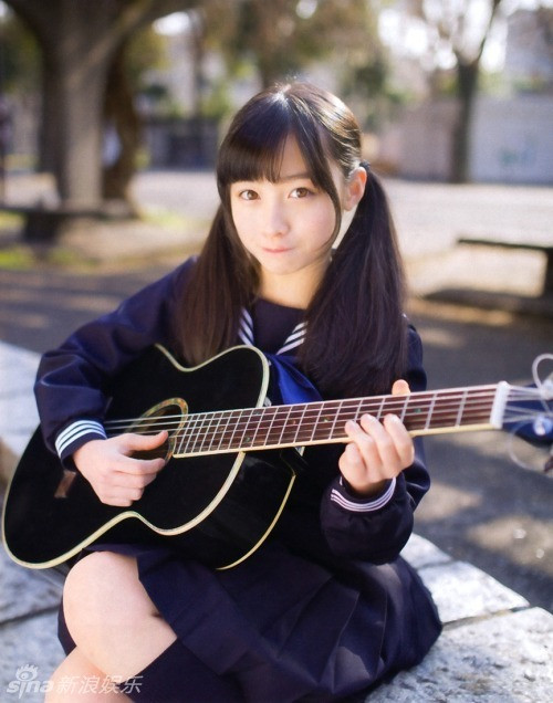 Nữ sinh 15 tuổi này sở hữu một khuôn mặt khá bầu bĩnh, thánh thiện và làn da trắng sáng nuột nà. Đôi mắt to long lanh như nước mùa thu cực kỳ thu hút của cô nàng nhanh chóng lọt vào tầm ngắm của những nhà truyền thông quảng cáo.