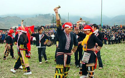 Nằm cách trung tâm huyện Sapa 12 km, bản Tả Phìn có 20 hộ làm mô hình du lịch homestay. Đến với Tả Phìn, du khách sẽ được khám phá nhà của người Dao đỏ, họ ăn gì và tập tục của họ ra sao.