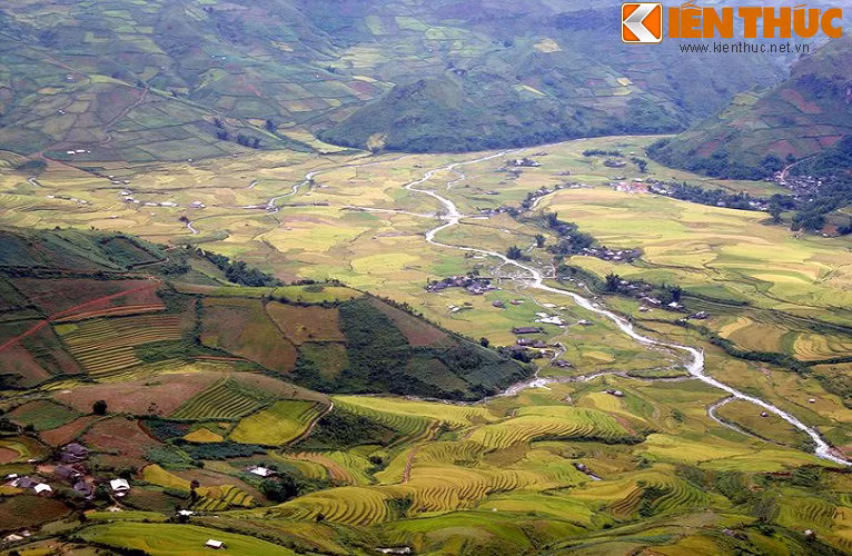 Từ trên cao phóng xa tầm mắt khung cảnh hiện ra như những con sóng nhiều màu sắc đang xô đẩy vào nhau khiến bất kỳ ai đặt chân đến đây không khỏi ngỡ ngàng.