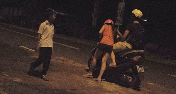 Bức ảnh này cũng gây nhiều tranh cãi trong cộng đồng mạng. Bên cạnh một số ý kiến phỏng đoán chàng trai bị mù hoặc bị thương ở chân nên người phụ nữ mới phải dắt đi, đa số các bình luận đều "ném đá" chàng trai vì hành động không đáng mặt nam nhi, làm xấu hổ cánh mày râu.