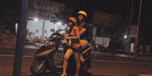 Tiếp đến lại là một bức ảnh "dắt nhau" gây tranh cãi. Chàng thanh niên cao to, trông có vẻ khỏe mạnh để một người phụ nữ dắt trong khi anh chàng vẫn yên vị trên yên xe. Mặc dù đoạn đường có dốc, anh chàng vẫn khoanh tay ngồi rất thản nhiên và không có ý định xuống xe.