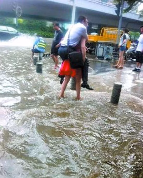 Tại Trung Quốc, những bức ảnh bạn gái cõng người yêu qua đoạn đường ngập nước cũng gây bão cư dân mạng một thời gian.