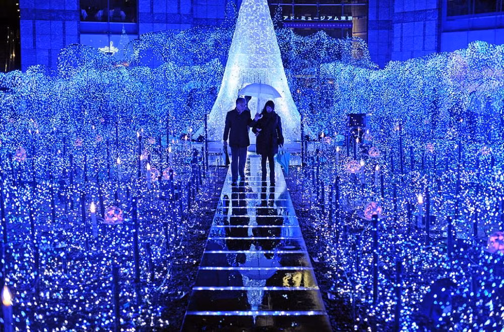  Thủ đô Tokyo - (Nhật Bản): Tokyo tràn ngập màu sắc Giáng sinh với đèn trang trí. Đặc biệt, lễ Giáng sinh ở Nhật Bản cũng có thể coi như ngày lễ tình nhân, các cặp vợ sẽ tặng quà và trao nhau những nụ hôn lãng mạn.