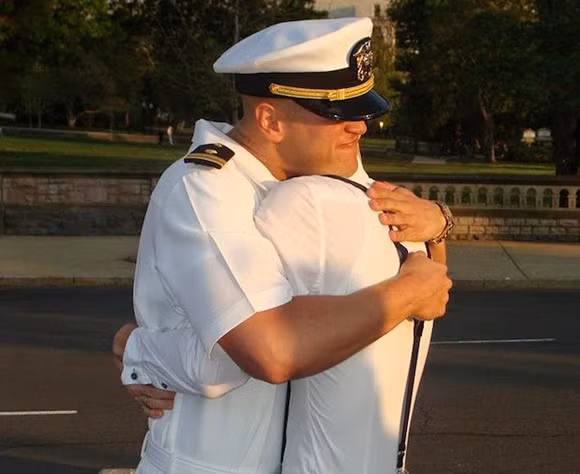 Khi được hỏi tại sao lại mặc quân phục cầu hôn, Kyle trả lời thẳng thắn: "Tôi tự hào là một người lính hải quân. Mang trên mình bộ quân phục, tôi cảm thấy được trách nhiệm của mình...".