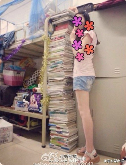 Bất cứ thứ gì đó thú vị và dễ bắt chước sẽ lan truyền rất nhanh. Mốt chụp ảnh với "cọc sách 3 năm" này cũng vậy. Những học sinh vừa trải qua kỳ thi tuyển sinh đại học cao đẳng cam go của Trung Quốc đua nhau chụp ảnh với "cọc sách" của chính mình. Điều đó đã khiến kiểu chụp ảnh này trở thành một trào lưu chụp ảnh mới thú vị.