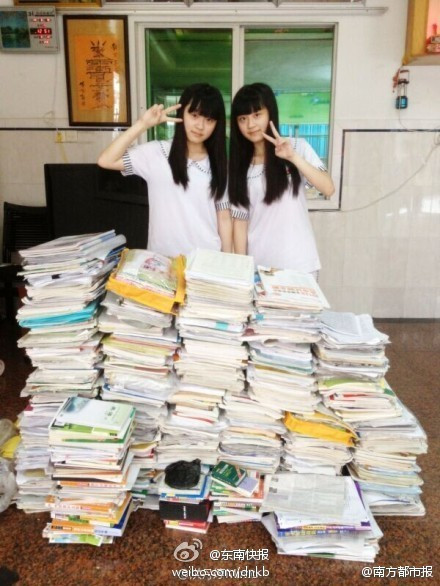 ... nay đã có thể nói lời "chào tạm biệt" với đống sách vở mà nếu xếp vào còn có thể cao hơn cả họ này.