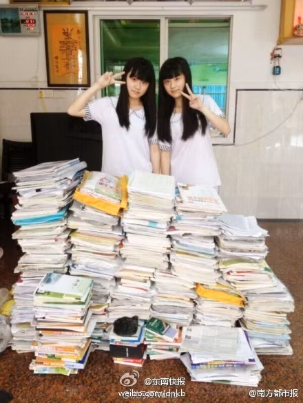 ... nay đã có thể nói lời "chào tạm biệt" với đống sách vở mà nếu xếp vào còn có thể cao hơn cả họ này.