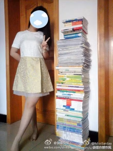 Cô nàng này ắt hẳn là một người giữ sách cực kỳ cần thận, khi chồng lên những quyển sách trông còn rất mới và phẳng.