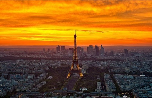 Với các du khách thích một không gian lãng mạn để ngắm hoàng hôn, có lẽ Paris (Pháp) là địa điểm thích hợp. Với rượu vang nồng nàn, ngồi dưới chân tháp Eiffel cũng đã là một không gian đầy thi vị.