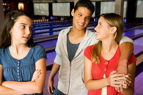 Đừng bêu xấu cô ấy khi cô nàng bạn thân của chàng không ưa bạn.