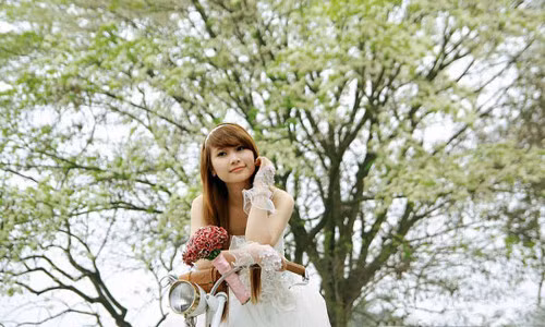 Màu trắng tinh khôi của hoa sưa những ngày đầu tháng ba làm nổi bật cả con phố. Các bạn trẻ tranh thủ chụp ảnh vì sợ hoa rụng hết