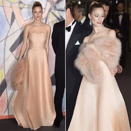 Là con cháu dòng dõi quý tộc, ở Beatrice luôn toát ra một phong thái cao sang, quyền quý, những chiếc đầm mà nữ phóng viên lựa chọn để tham gia sự kiện đều rất sang trọng nhưng không hề già dặn mà rất hợp thời, tôn được dáng vẻ đài các của một quý cô thực thụ.