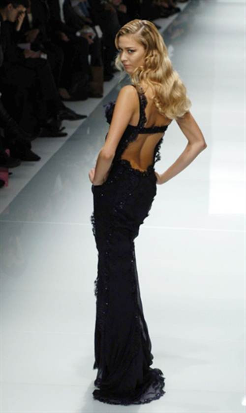 Sở hữu một thân hình cân đối và quyến rũ, nữ phóng viên còn nhận được lời mời của nhiều hãng thời trang danh tiếng và nghề trái tay của cô nàng cũng là người mẫu.