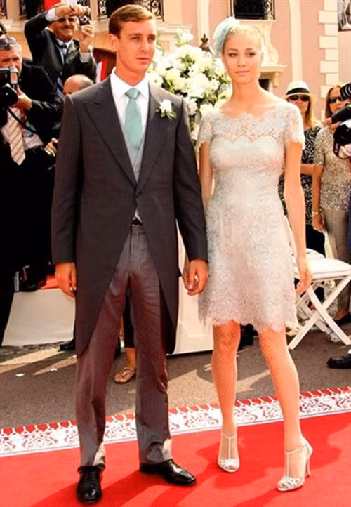 Cùng với bạn trai Pierre Casiraghi, hai người luôn trở thành tâm điểm của những sự kiện truyền thông tiếng tăm bởi gu ăn mặc phong cách quý tộc. Họ cũng là một trong những cặp đôi được chú ý nhất nước Italy.