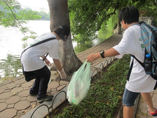 Sau khi tìm hiểu, phóng viên chúng tôi đã biết được hành động “nhặt rác” này là một trong ba hoạt động chính của Dự án môi trường “Cánh cụt xin rác” trực thuộc CLB Tình nguyện HVSG.
