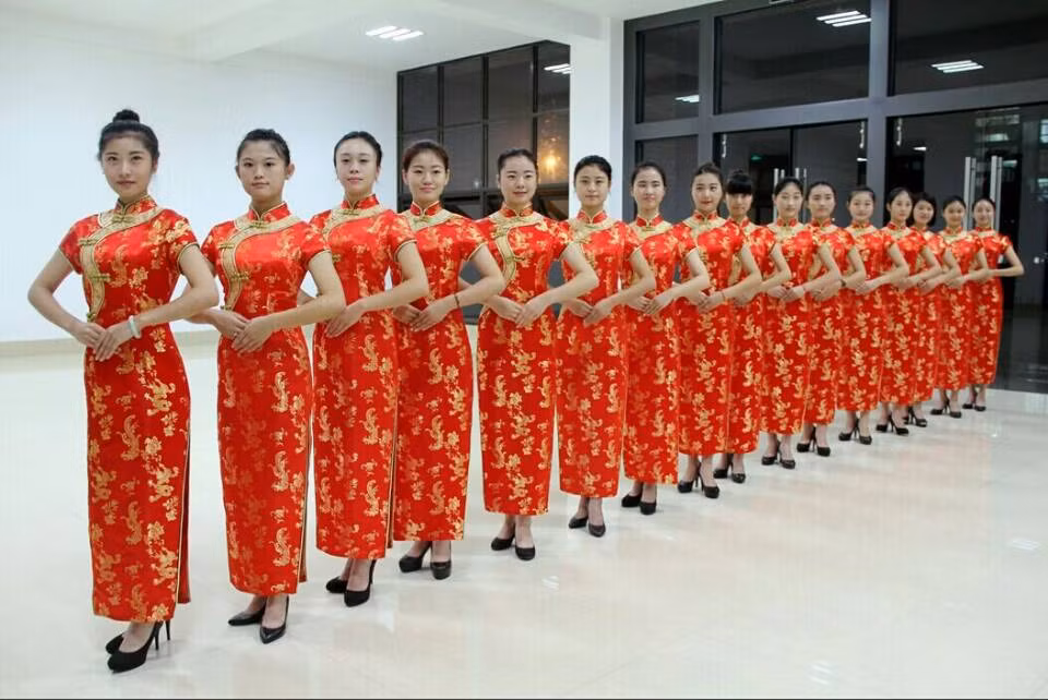 Trang phục của các đội nghi lễ cũng khác nhau, có trường chọn cho mình trang phục truyền thống, tôn lên nét văn hóa dân tộc.