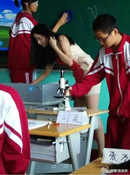 Người ta nói rằng trong giờ dạy của cô, lớp không có một học sinh nam nào ngủ gật hay trốn tiết hoặc làm việc riêng... Vẻ xinh đẹp của cô giáo đã kích thích sự nhiệt tình của học sinh trong giờ Sinh học.