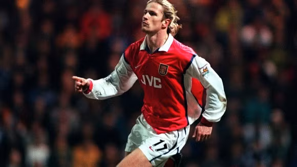 Cũng là học trò cũ tại Monaco như Henry và cũng được chính Wenger đưa về Arsenal với bản hợp đồng trị giá 2.5 triệu bảng, Emmanuel Petit được coi là món hời trong lịch sử CLB. Thời đó, Petit cùng với Vieira tạo nên cặp trung vệ rắn nhất mà Arsenal từng có.