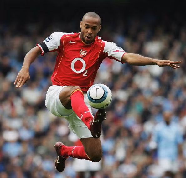 Henry là học trò cũ của Wenger tại Monaco và cũng chính Wenger kéo cậu học trò của mình về Arsenal và xây dựng tên tuổi của mình tại đây. Sau 254 trận đấu Henry đã đóng góp 174 bàn và tiền đạo người Pháp này là nhân tố chính mang về hai chiếc cúp Premier League cho đội bóng thành London.