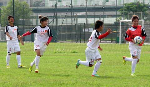 5. Trung tâm đào tạo trẻ VFF: Đi vào hoạt động chưa lâu, Trung tâm đào tạo bóng đá trẻ VFF được đánh giá là một trong những trung tâm có cơ sở vật chất hiện đại nhất ở Việt Nam với hệ thống sân cỏ tự nhiên, sân cỏ nhân tạo, khu nhà đa năng, khu tập phục hồi chức năng... với các trang thiết bị hiện đại, bể bơi, khu nhà ở rất đầy đủ. Nhiệm vụ chính của Trung tâm là đào tạo và cũng là địa điểm tập huấn của các đội tuyển. Mới đây, Trung tâm đã tuyển chọn được 30 cầu thủ nữ (13-15 tuổi) và 23 cầu thủ nam U15 để thực hiện chức năng đào tạo của mình.