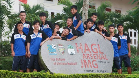 1. HAGL – Arsenal JMG: Việc HAGL hợp tác với CLB danh tiếng Arsenal đã tạo nên bước đột phá lớn trong tư duy làm bóng đá ở Việt Nam. HAGL-Arsenal JMG đang nổi lên như một trung tâm đào tạo trẻ có cơ ngơi hiện đại bậc nhất Việt Nam. Kết quả bước đầu là mỹ mãn khi họ cho ra lò một lứa cầu thủ khá toàn diện như Công Phượng, Văn Toàn, Xuân Trường, Anh Tuấn... Đặc biệt hơn cả là không chỉ chú trọng huấn luyện chuyên môn, HAGL-Arsenal JMG còn rất đề cao giáo dục văn hóa cho cầu thủ.