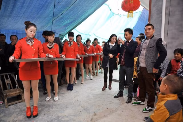 Bên cạnh đó, cũng có những lời khen ngợi sự đầu tư của chú rể khi kỳ công chuẩn bị những bộ đồng phục tiếp viên hàng không để khiến đám cưới của mình trở nên nổi bật.