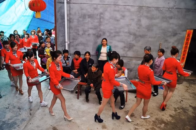 Được biết đây là ý tưởng của chú rể. Chú rể thích sôi nổi này đã đưa ra ý tưởng mời những cô gái là người thân và bạn bè của mình ăn mặc như tiếp viên hàng không để khuấy động hơn một chút và nó đã gây ảnh hưởng ngoài sức tưởng tượng của mọi người.