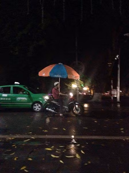 Mưa to thế này thì làm sao phải ngại? Ảnh: Lê Tuấn Anh.