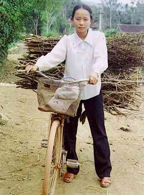 Trải qua những ngày tháng khổ cực, cay đắng và khó khăn liên tiếp, Nguyễn Thị Hiên đã chạm đến ước mơ, khát vọng của mình. Câu chuyện của một cô bé ăn xin trở thành một bác sĩ trẻ đã tiếp thêm động lực cho rất nhiều học sinh có hoàn cảnh khó khăn có niềm tin vươn lên trong cuộc sống. Ảnh: Tuổi Trẻ.