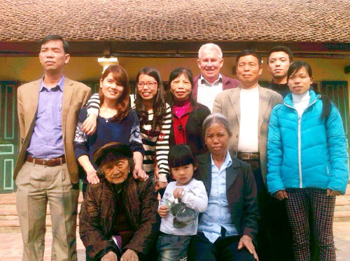 Đặng Thị Hương (mặc áo kẻ ngang, thứ 3 hàng trên từ trái vào) và gia đình của cô tại làng quê nghèo. Đây là hình ảnh sau khi Hương đã đạt được thành công mà không một ai có thể tưởng tượng được sẽ đến với một cô gái có hoàn cảnh khó khăn như thế.