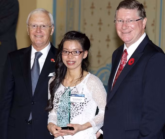 Hành trình vượt khó học tập vô cùng gian nan của cô bé ô sin hay cô bé bán xôi Đặng Thị Hương cũng là một tấm gương sáng cho những số phận nghiệt ngã có ước mơ học tập. Vì gia đình, vì các em Hương đã phải bỏ học từ sớm, trải qua những công việc nặng nhọc như làm ôsin, bán xôi với vô vàn thiếu thốn. Nhưng nhờ ý chí quật cường và thái độ nghiêm túc đối với việc học tập, Hương đã xuất sắc trở thành sinh viên VN duy nhất và đầu tiên nhận đúp hai giải thưởng danh giá: “Sinh viên quốc tế xuất sắc năm 2013 bang Victoria” và “Sinh viên quốc tế xuất sắc của năm 2013 do Thủ hiến bang Victoria Denis Napthine trao tặng”.