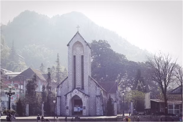 Nằm ở vị trí khá cao so với mặt nước biển nên Sapa có nền nhiệt thấp. Ai muốn cảm nhận được cái rét ngọt của miền Bắc thì Sapa là một địa điểm khá lý tưởng. 