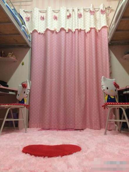 Tám chữ "lãng phí xa xỉ hào nhoáng xa hoa" được cư dân mạng đặt cho căn phòng này. Cũng có rất nhiều người ước ao mình có điều kiện để biến căn phòng ký túc xá trở nên mơ mộng đáng yêu như thế.