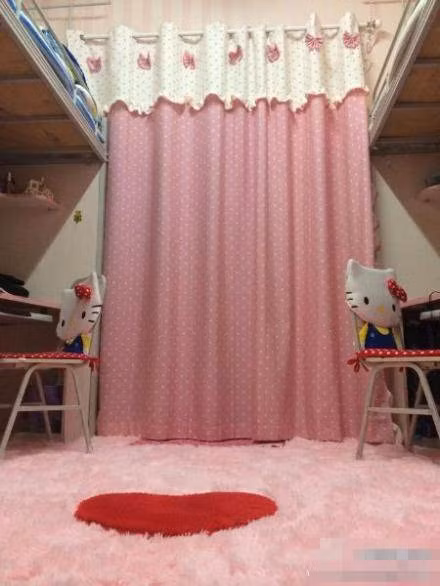 Tám chữ "lãng phí xa xỉ hào nhoáng xa hoa" được cư dân mạng đặt cho căn phòng này. Cũng có rất nhiều người ước ao mình có điều kiện để biến căn phòng ký túc xá trở nên mơ mộng đáng yêu như thế.