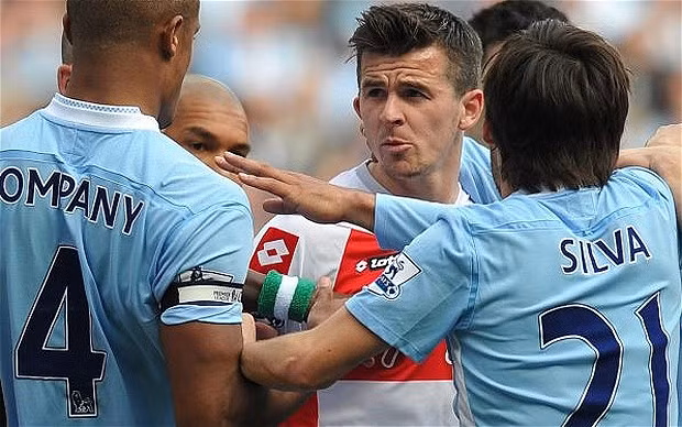 Joey Barton (cựu cầu thủ của Newcastle) là cầu thủ hung hãn, anh này đã từng phải ngồi tù vì đánh nhau, lăng mạ đồng đội. Trong một trận đấu với ManCity tại Premier League, cầu thủ này đã thẳng chân đạp Carlos Tevez và Aguero, sau đó có hành động rất xấu là húc vào mặt Company. Thêm nữa cầu thủ này còn có bê bối về tình dục. Ảnh: Telegraph.