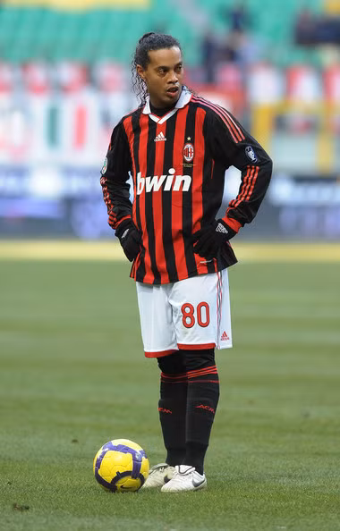 Ronaldinho (Brazil) từ 10 sang 80: Khi chuyển sang thi đấu cho AC Milan từ Barca, Ronaldinho đã phải năn nỉ C.Seedorf nhường lại số 10 cho mình nhưng Seedorf nhất quyết không đổi nên Rô "vẩu" phải chọn số 80 là năm sinh của mình.