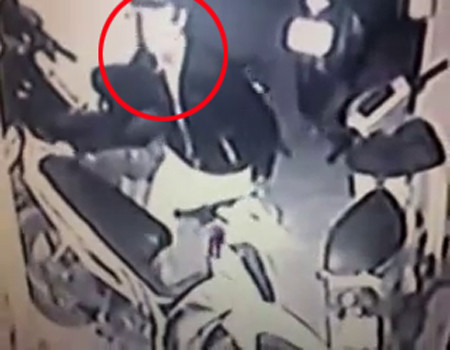 Tên trộm ngang nhiên vào nhà dân lấy xe và tẩu thoát. Ảnh cắt từ clip.