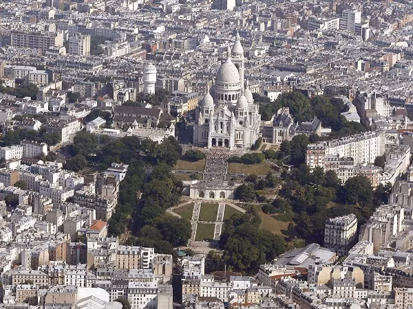 Ngoài việc lên tháp Eiffel để ngắm toàn cảnh Paris, du khách còn có thể chọn việc leo lên nóc nhà thờ Sacre Coeur ở Montmartre để chiêm ngưỡng toàn cảnh Paris hoa lệ.