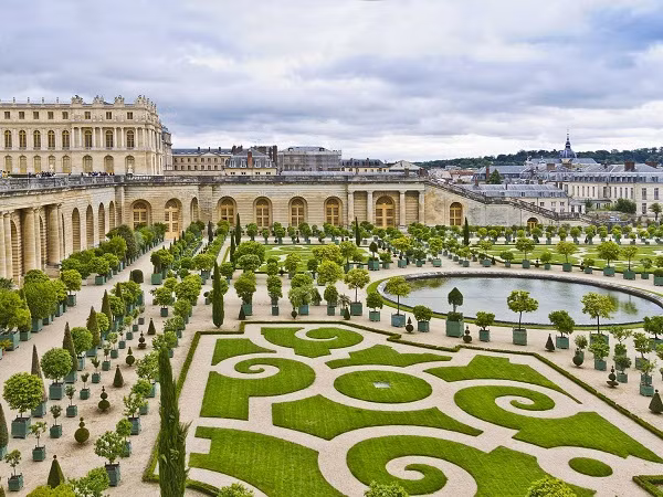 Tới thăm cung điện Versailles, chắc chắn bạn sẽ ấn tượng với khu vườn mê cung của cung điện này. Đã có nhiều du khách phát biểu rằng: "Phải rất cố gắng để thoát ra khỏi khu vườn mê cung này, nhưng nó là một trải nghiệm thú vị".