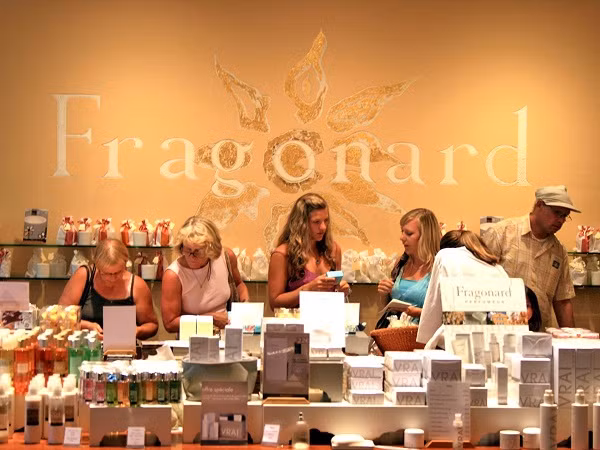 Đến với Pháp, ngoài việc tận hưởng những danh lam thắng cảnh các du khách còn có thể tự mình chế mùi nước hoa riêng cho mình tại nhà máy nước hoa ở Grasse.