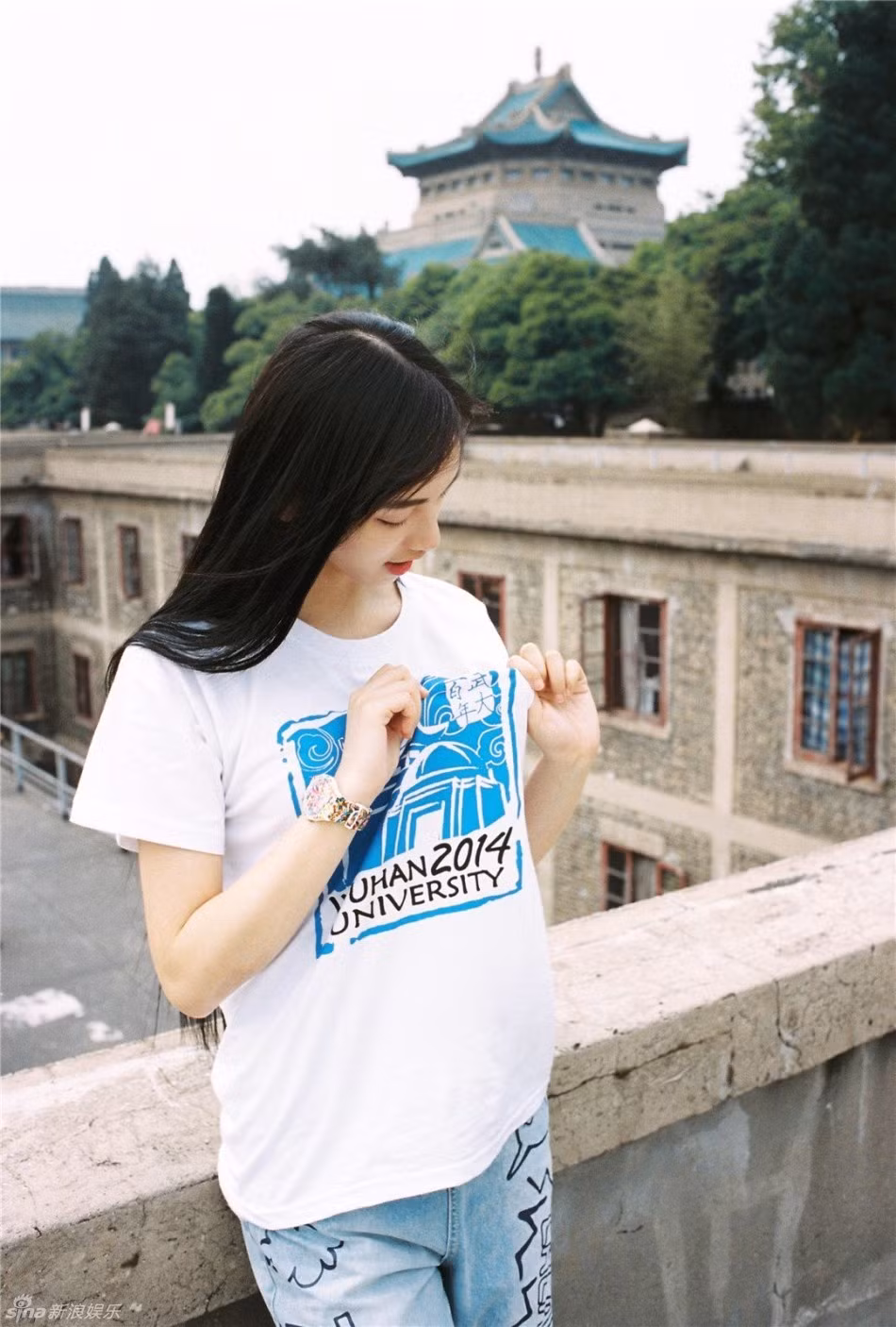 Hot girl khoe chiếc áo đồng phục của trường.