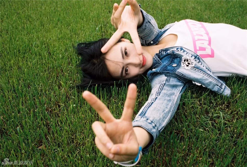 Chụp ảnh tại nhiều địa điểm "hot" trong trường, Can Can muốn giới thiệu môi trường học tập đáng mơ ước mà chỉ có sinh viên ĐH Vũ Hán mới có được. Trong ảnh là cô nàng đang khoe sân chơi lớn được trồng cỏ và cắt tỉa cẩn thận.