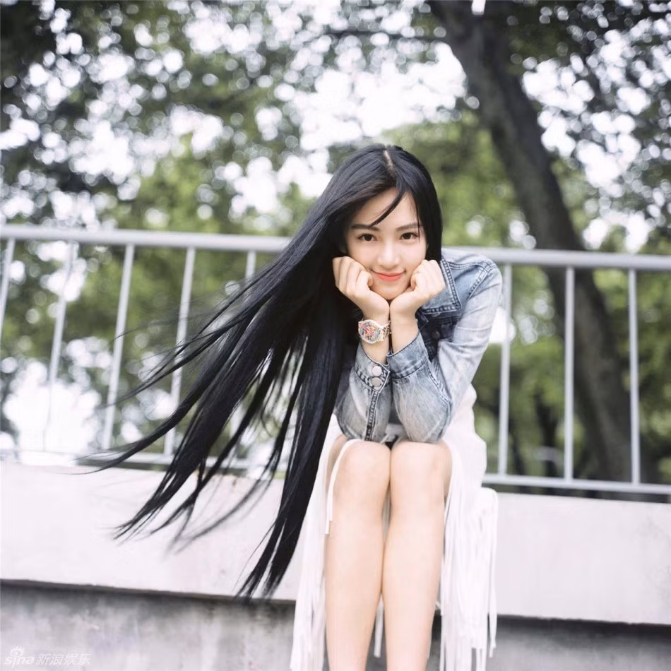 Trên cung đường đi dạo đầy lãng mạn, nét đẹp tinh khôi, thanh khiết của mỹ nữ khiến bao người mê mẩn.