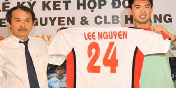 Trước Công Phượng, Lee Nguyễn cũng là cầu thủ được bầu Đức rất cưng chiều. Và bầu Đức đã làm mọi giá để có được Lee Nguyễn khi cầu thủ Việt kiều này trở về Việt Nam thi đấu. Ảnh: NLĐ.