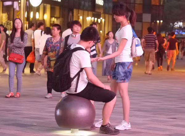 Thoải mái hơn rất nhiều trong việc thể hiện tình cảm công khai.