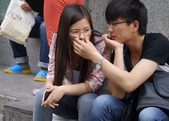 Giờ đây, các bạn trẻ Trung Quốc còn bóp má...