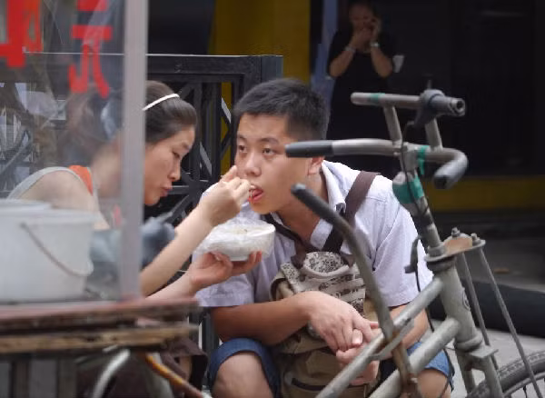 Chàng và nàng bón cho nhau ăn thật tình cảm giữa phố.