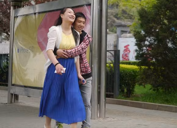 Tíu tít thân mật tình tứ ngay trên phố đã không còn là chuyện mới mẻ.